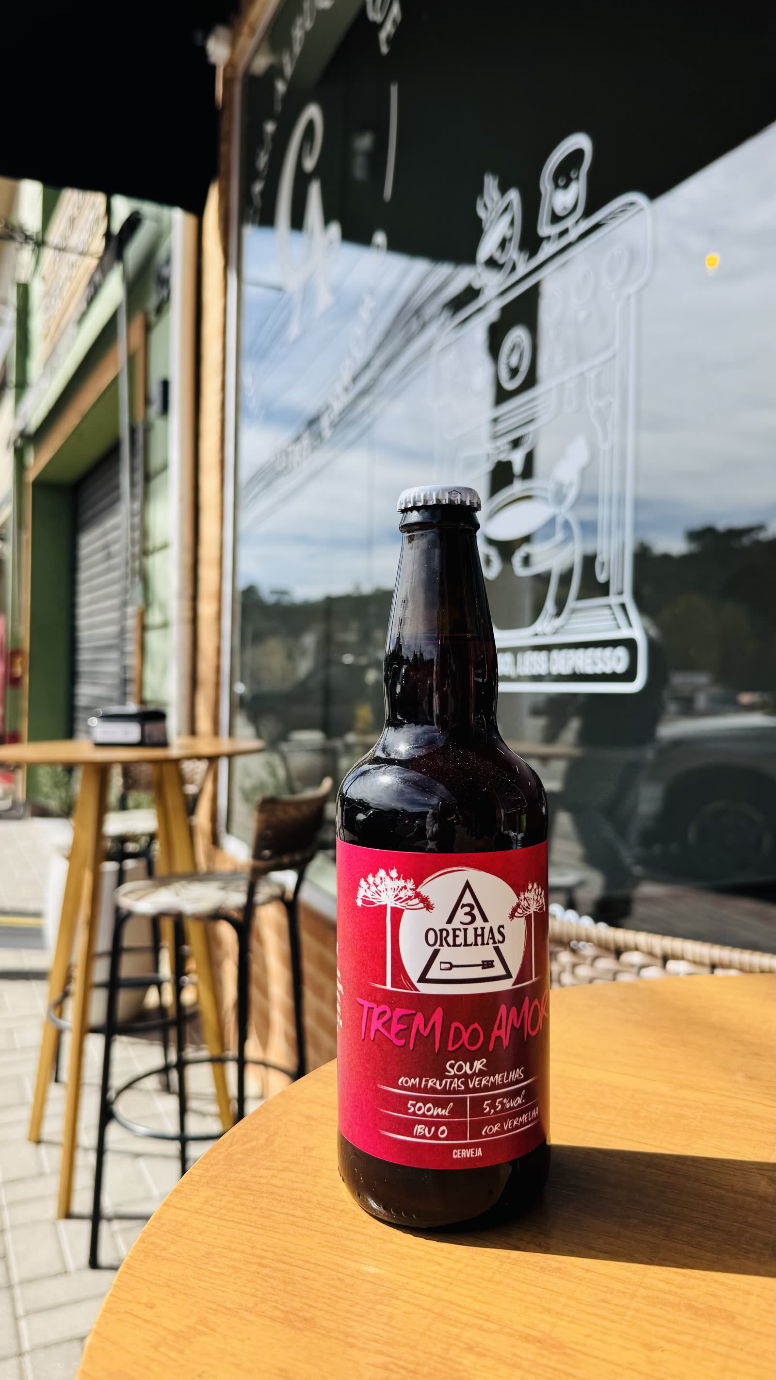 Cerveja artesanal Sour de frutas vermelhas na varanda