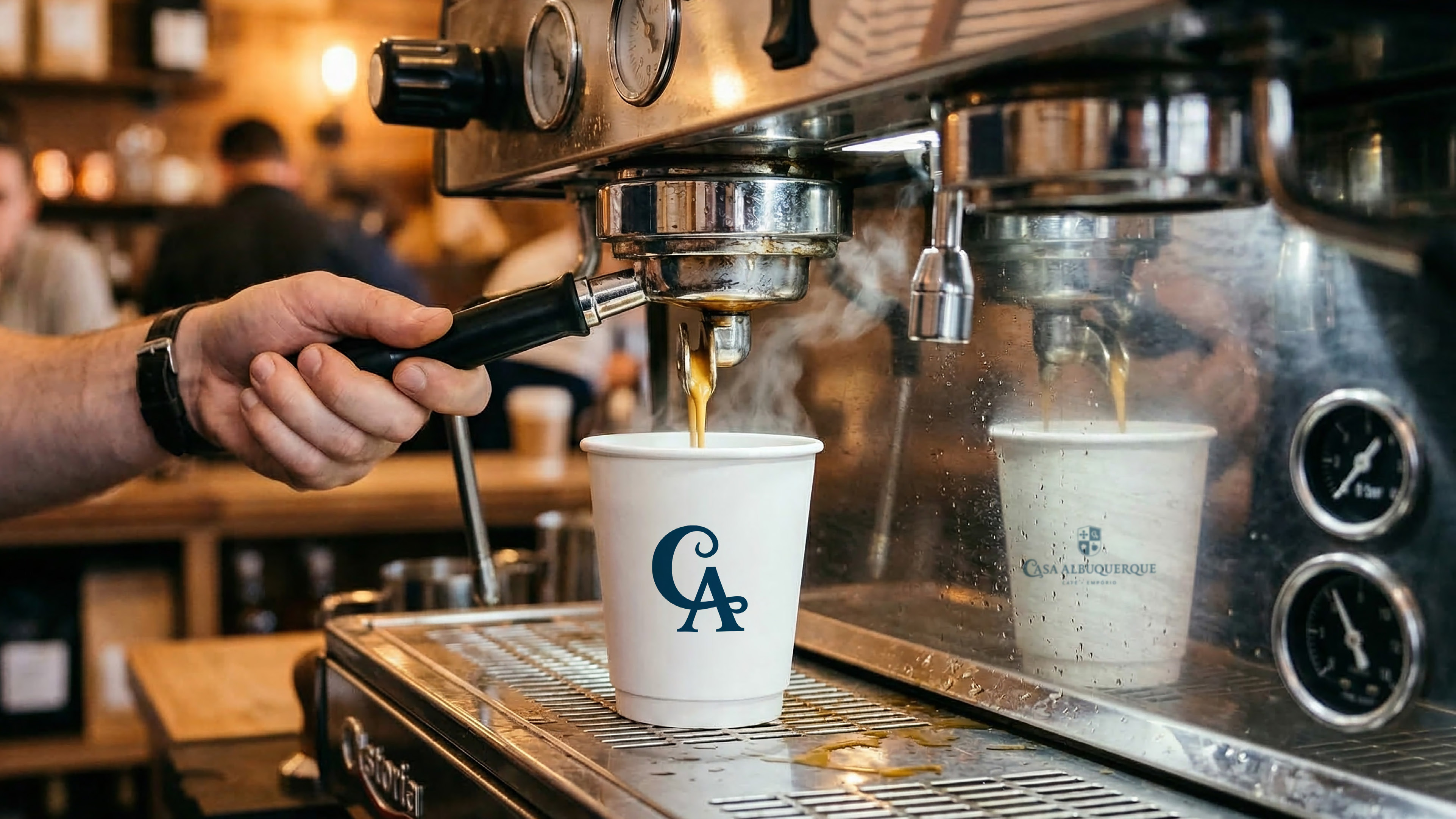 Barista extraindo espresso em copo com o monograma da Casa Albuquerque