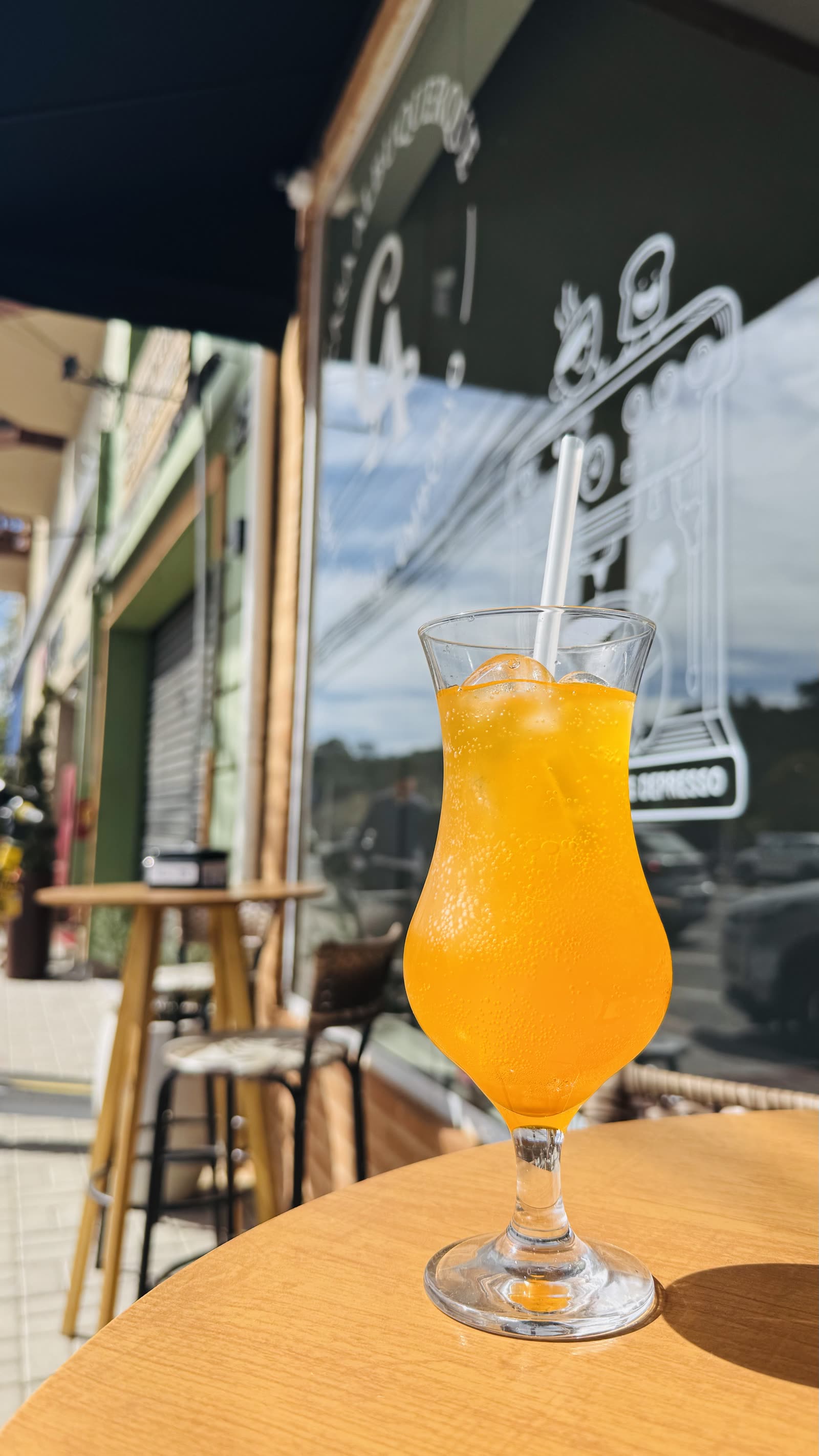 Suco de laranja gelado na varanda da Casa Albuquerque
