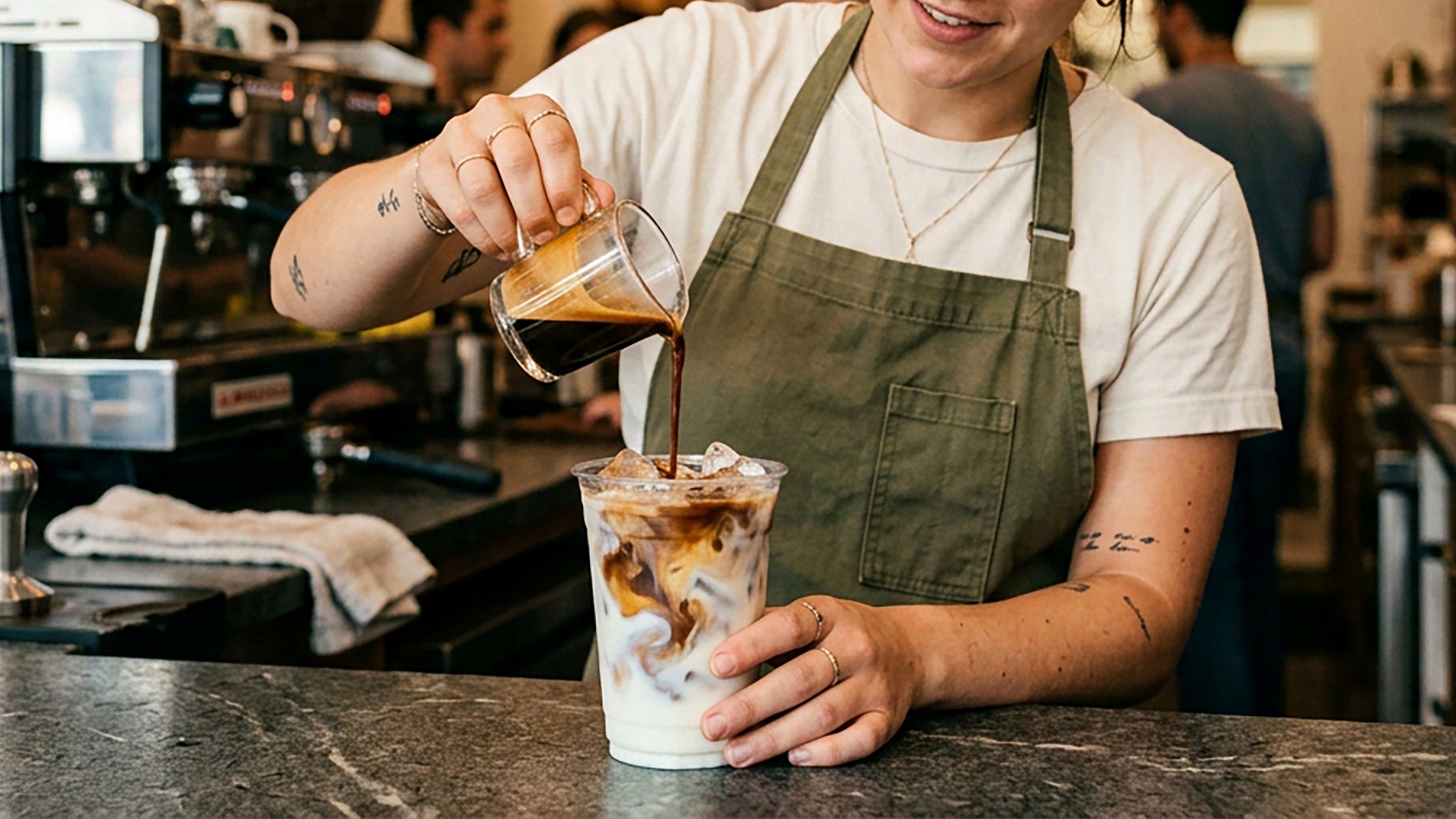 Barista preparando café gelado em copo da Casa Albuquerque