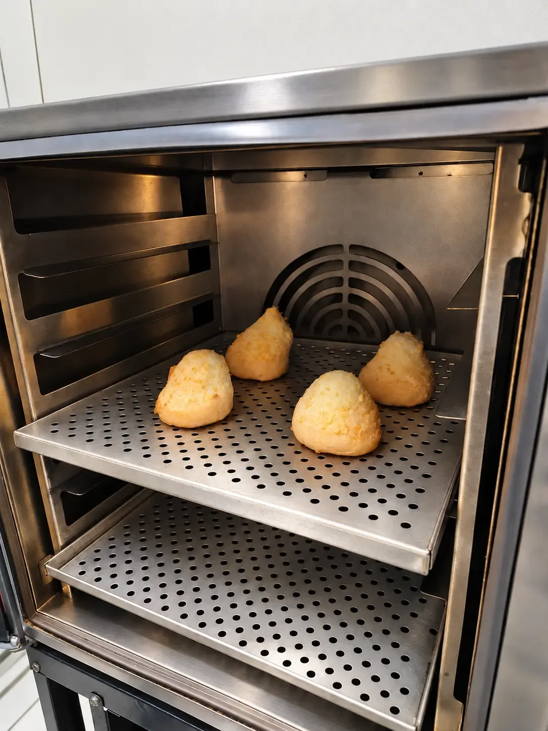 Pão de queijo saindo do forno na Casa Albuquerque em Campos do Jordão