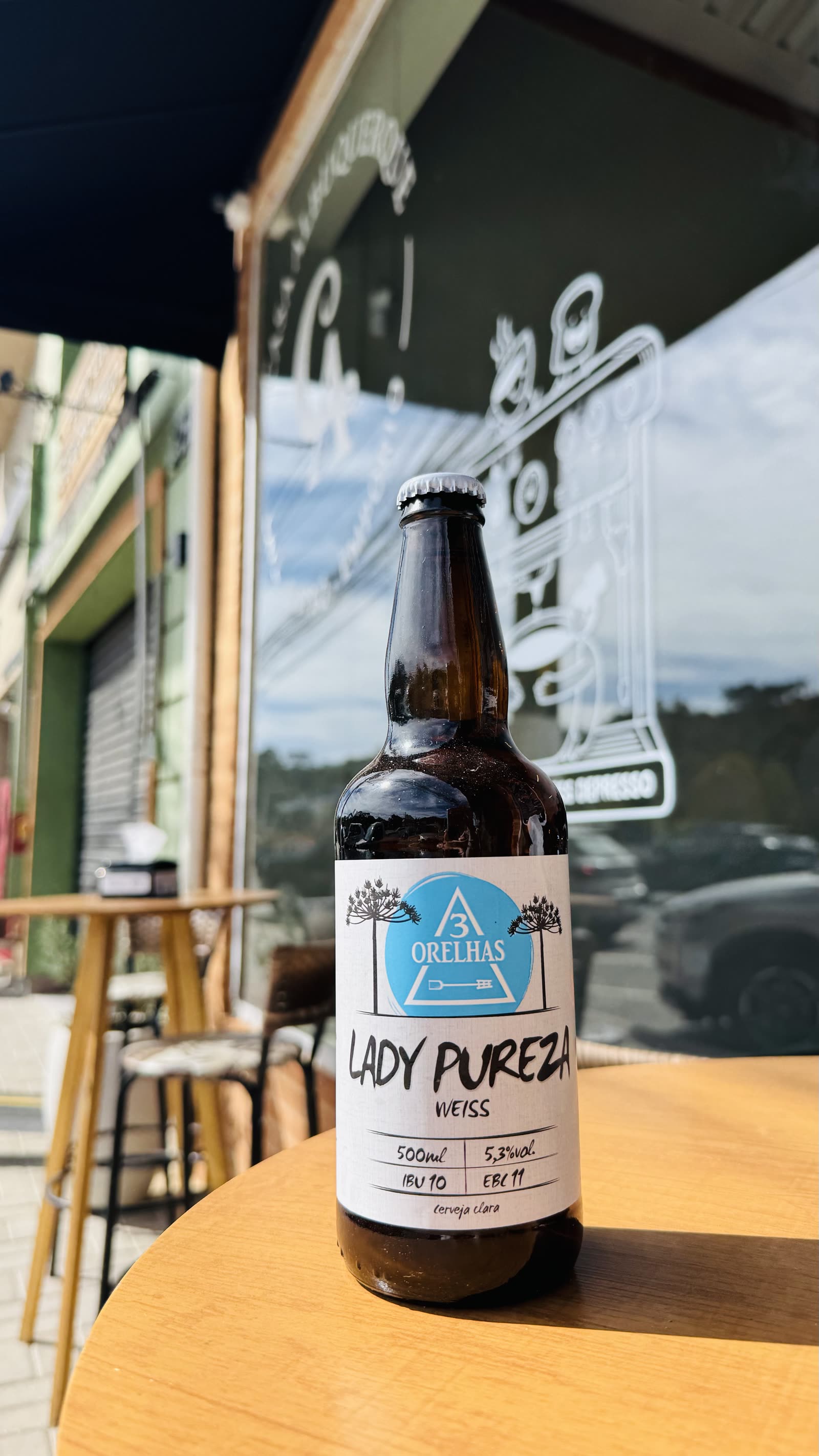 Cerveja artesanal Weiss na mesa da varanda
